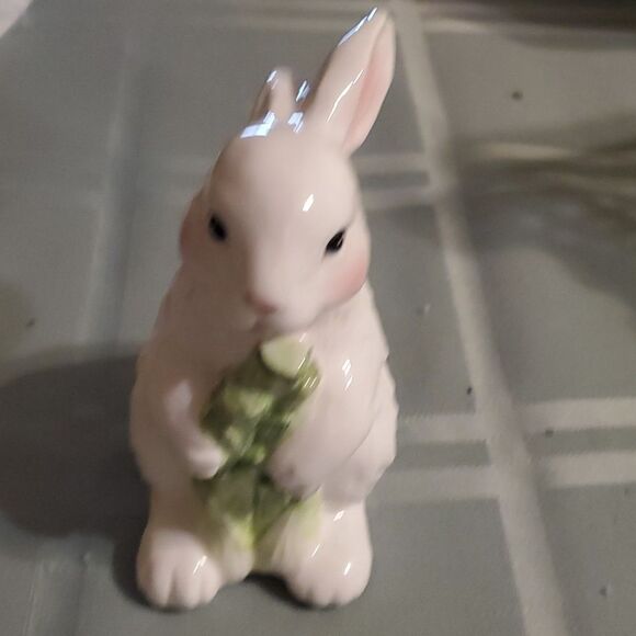 Vintage unmarked porcelain  rabbit - Picture 1 of 3